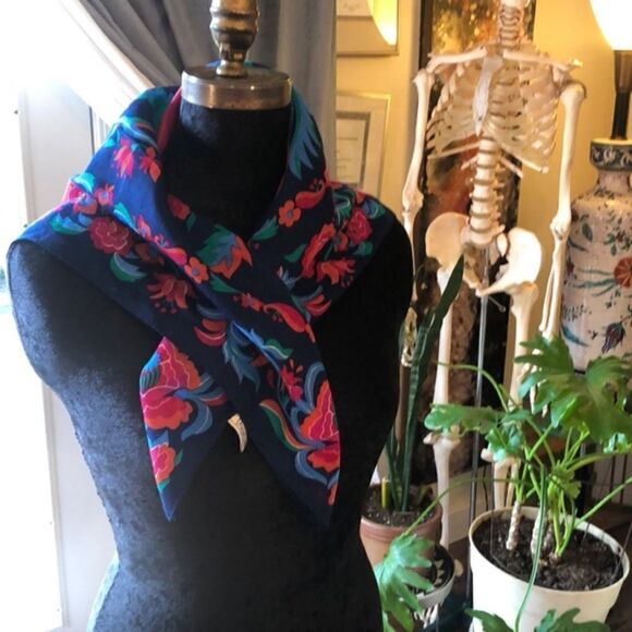 Vera Neumann All Wool light square bandana style scarf made in Japan - Picture 2 of 11